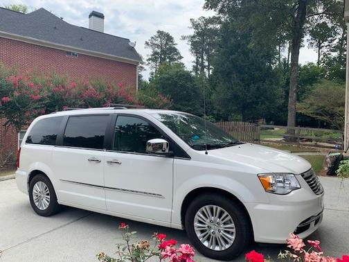 Photo 3 of 7 of 2012 Chrysler Town & Country Limited